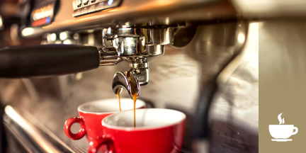 Kaffemaschine mit zwei roten Tassen in die Kaffee läuft