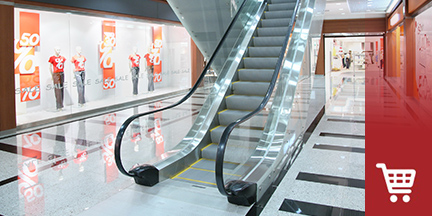 Rolltreppe in einem Einkaufszentrum mit Schaufenstern