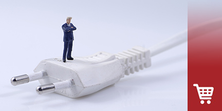 Weißes kabel mit Stecker auf dem Miniatur eines Mannes steht