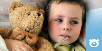 Kind mit Fieberthermometer im Mund und Teddy im Arm