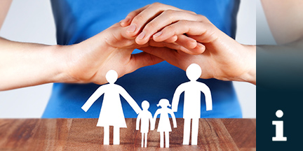 Schützende Hände über einem Papierscherenschnitt in Form von Eltern mit zwei Kindern