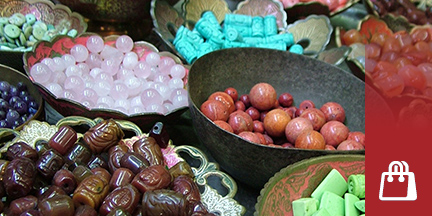 Schalen mit verschiedenen Perlen und Schmucksteinen