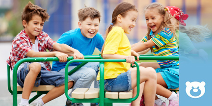 Kinder fahren Drehkarussell auf einem Spielplatz