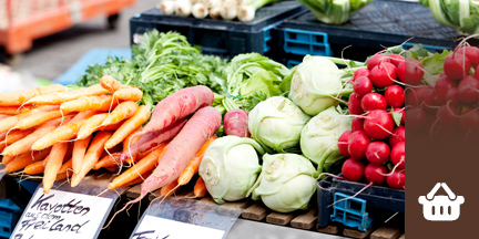 Karotten, Rettich, Kohlrabi und Radieschen auf Marktstand